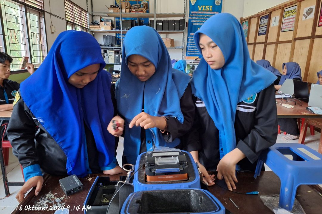 Praktek Menyambung Kabel Fiber Optic