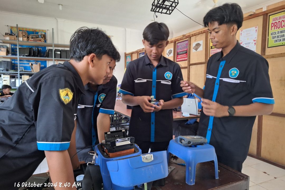 Praktek menyambung Kabel Fiber Optic